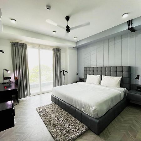 Bedchambers Serviced Apartments - Cyber City Ґурґаон Екстер'єр фото