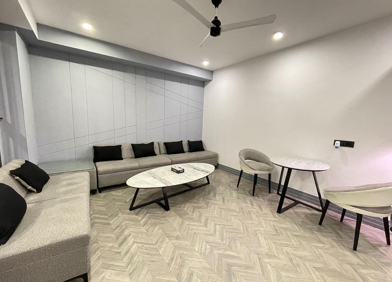 Bedchambers Serviced Apartments - Cyber City Ґурґаон Екстер'єр фото