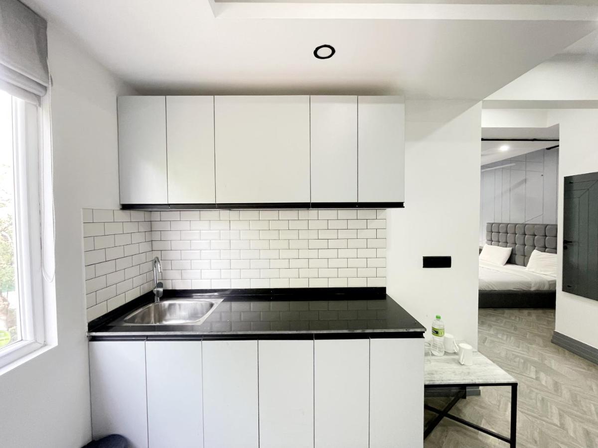 Bedchambers Serviced Apartments - Cyber City Ґурґаон Екстер'єр фото